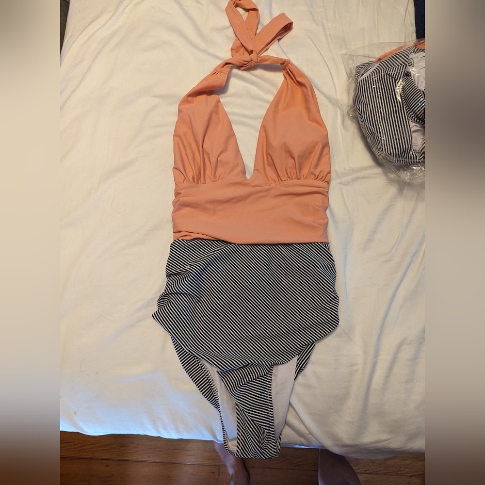 Cupshe NWT Small V Neck Swimsuit